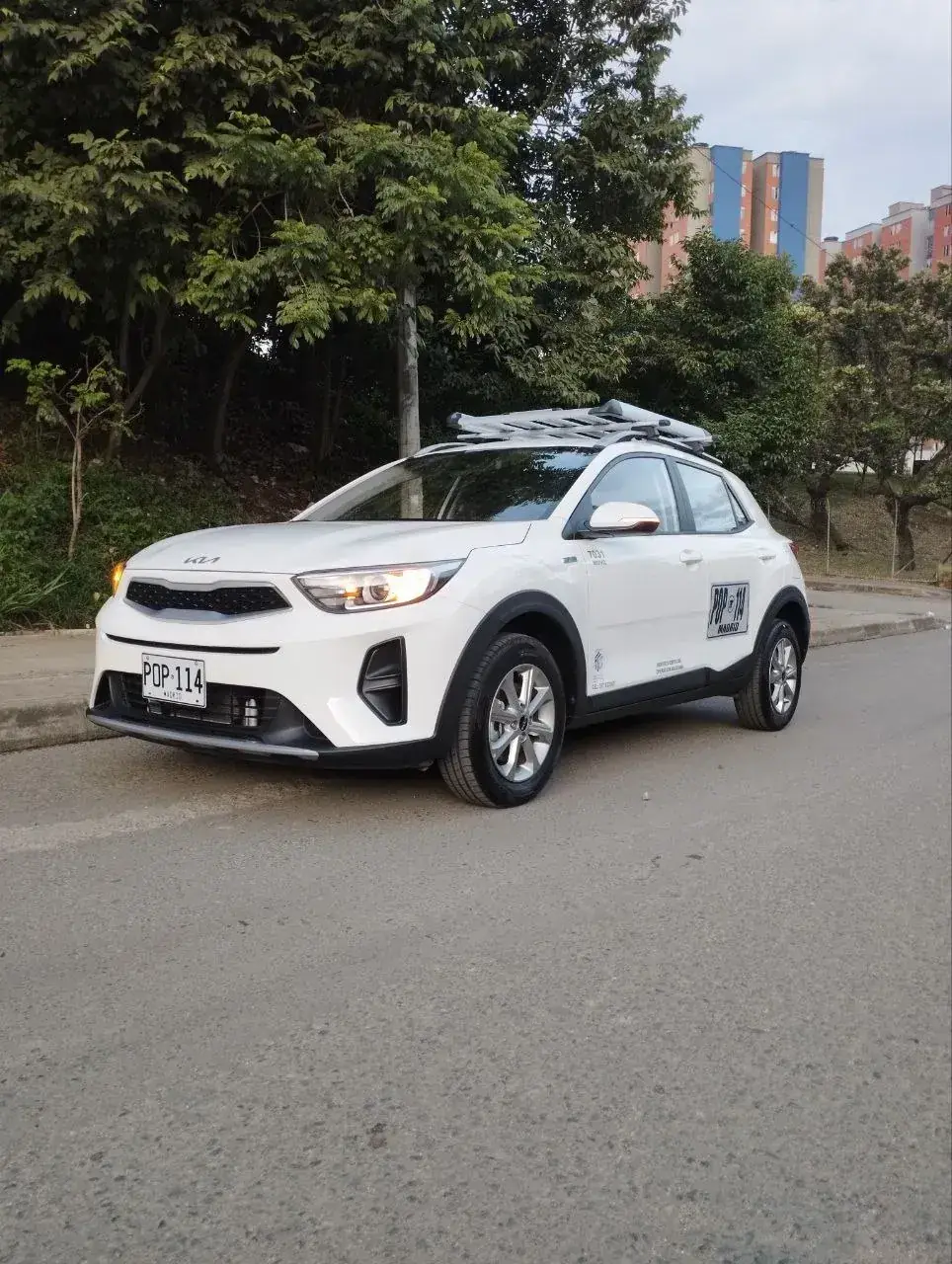 Modern white-plate SUV and van fleet for executive transportation in Medellín Colombia